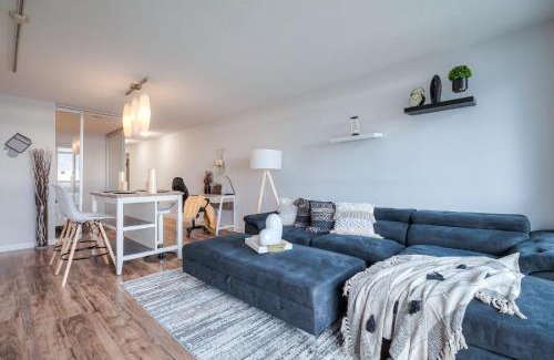 CityPlace Apartment | Lake & Skyview 1BR Plus Den Apartment Free Parking