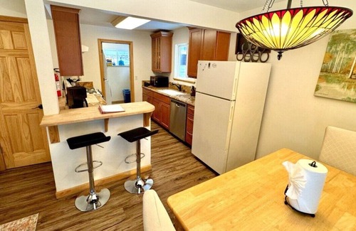 Tahoe Pines Cabin | LAKE TAHOE W.Shore Cabin, Tahoe Pines/Homewood, Sleeps 4-6, Wifi, Cable