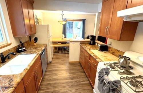 Tahoe Pines Cabin | LAKE TAHOE W.Shore Cabin, Tahoe Pines/Homewood, Sleeps 4-6, Wifi, Cable