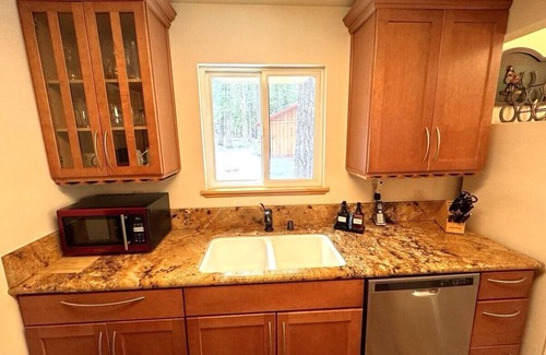 Tahoe Pines Cabin | LAKE TAHOE W.Shore Cabin, Tahoe Pines/Homewood, Sleeps 4-6, Wifi, Cable