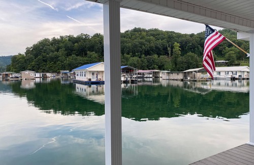 New Tazewell House | Lake Therapy at Norris Lake. Wake up floating on the water, pontoon included.