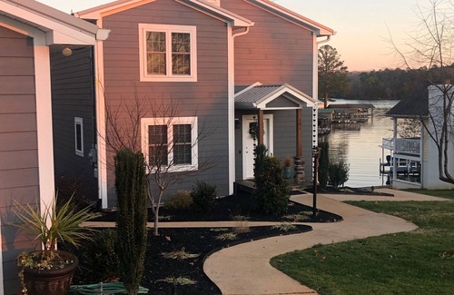 Mount Gilead House | Lake Tillery Waterfront home with Kayaks, paddle board and paddle boat!
