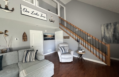 Jamestown House | Lake Time Cottage, 3 Bedroom 2 Bath, <3 Mile from Jamestown