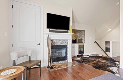 Leander Cabin | Lake Travis Luxury 5bd/3bath Cabin Hollows Resort