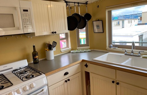 Wallingford Boat Rental | Lake Union houseboat with skyline views from all three decks. Luxury living.