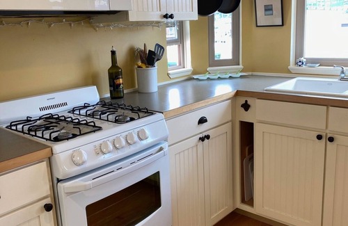 Wallingford Boat Rental | Lake Union houseboat with skyline views from all three decks. Luxury living.