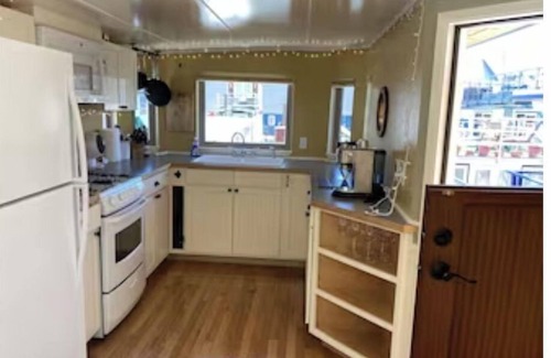 Wallingford Boat Rental | Lake Union houseboat with skyline views from all three decks. Luxury living.