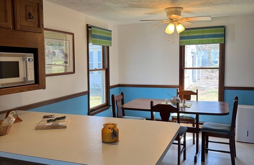 North Kingsville House | LAKE VIEW! Amazing sunsets! Charming 2-bedroom house in beautiful Conneaut.