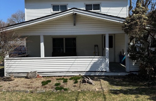 North Kingsville House | LAKE VIEW! Amazing sunsets! Charming 2-bedroom house in beautiful Conneaut.