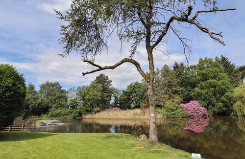 Macclesfield Cottage | LAKE VIEW BARN, family friendly, with hot tub in Macclesfield