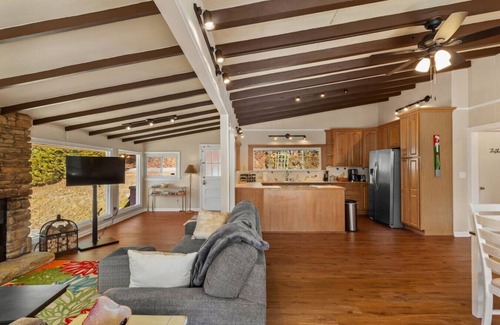 Hendersonville House | Lake View Bungalow|10m to Hendersonville