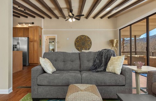 Hendersonville House | Lake View Bungalow|10m to Hendersonville