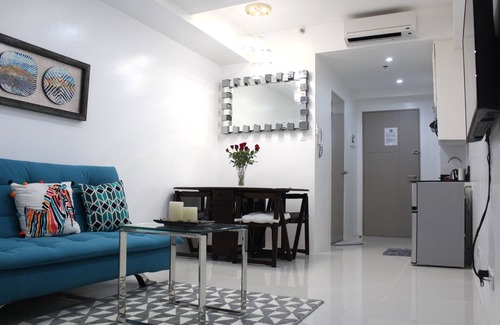 Tagaytay Condo | Lake View, central location near Skyranch, Robinsons, 7-eleven, Starbucks, BDO