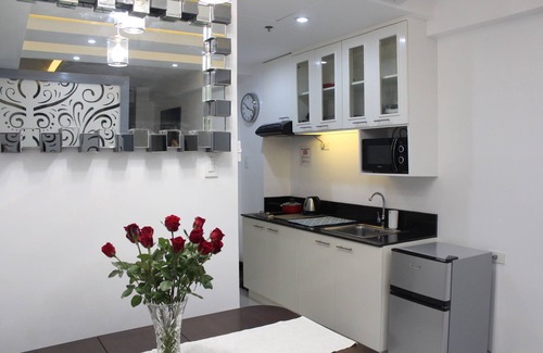 Tagaytay Condo | Lake View, central location near Skyranch, Robinsons, 7-eleven, Starbucks, BDO