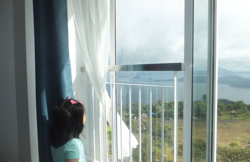 Tagaytay Condo | Lake View, central location near Skyranch, Robinsons, 7-eleven, Starbucks, BDO