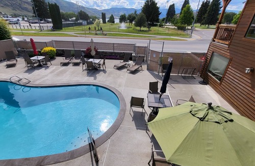 Manson Condo | Lake View Condo across from the Public Park and Beach, Downtown Chelan!