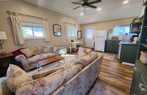 Fayette Cottage | Lake View Cottage for Two with Views of Harrison Lake