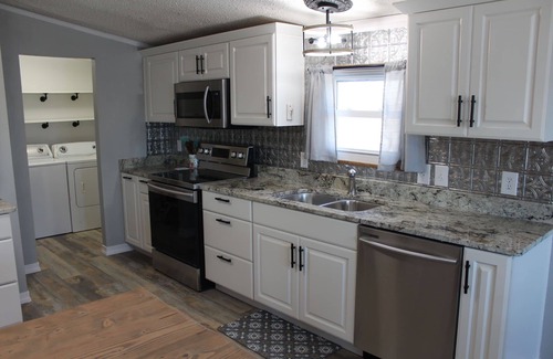 Wagoner House | Lake View cottage, secluded, quiet, total remodel, 3 king beds