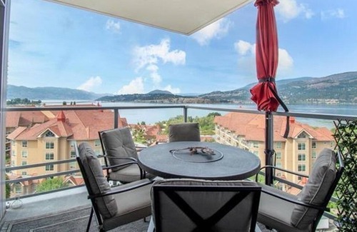 North End Condo | Lake view, Downtown - 2 Bdrm & Den with 2 Bath Sleeps 6 to 8 people.