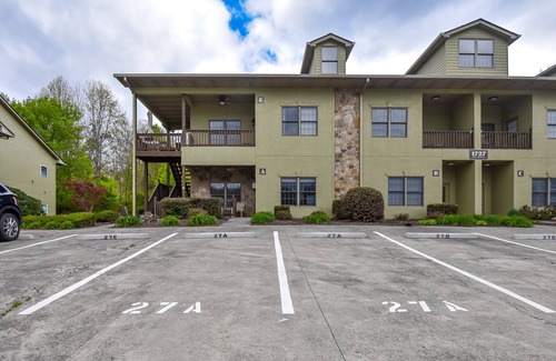 Young Harris Condo | Lake-view ground-level condo with pool, jetted tub - walk to marina/restaurants