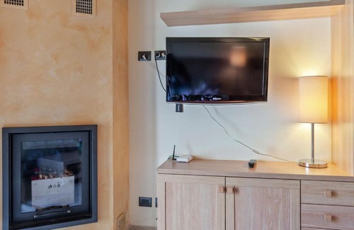Scanno House | Lake-view Holiday Home in Scanno with Garden and Fireplace