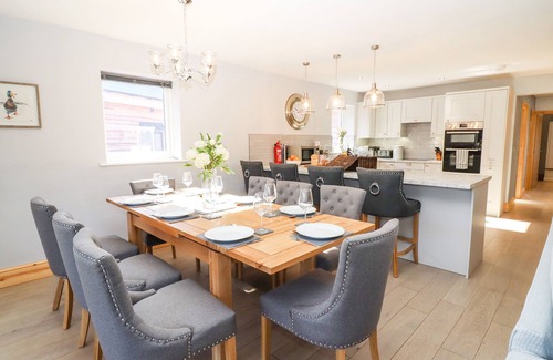 Thorpe On The Hill Cottage | LAKE VIEW LODGE, family friendly, with hot tub in Thorpe-On-The-Hill