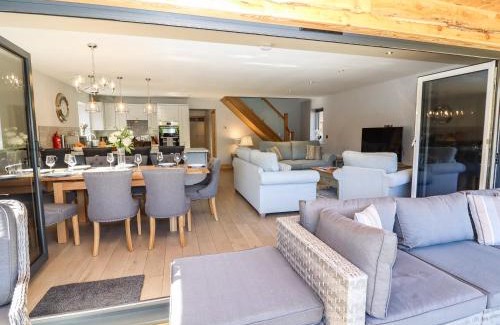 Thorpe On The Hill House | Lake View Lodge