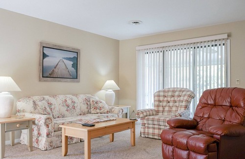 Burnside Condo | Lake View Lounge 104-2- Golf, Pool, Pickleball