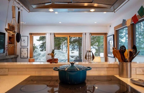 Tahoe Tavern House | Lake View|Pool|Pier|Bouys|Pickleball|Walk to town