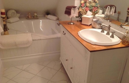 Phippsburg Bed & Breakfast | Lake View Suite - Large King, Ensuite Bath