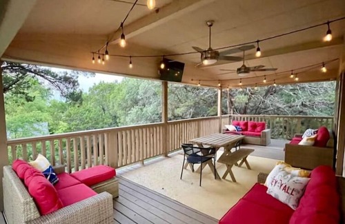 Granbury Cabin | Lake view & tree house vibes with 2 outdoor decks!