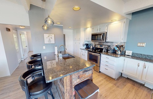Dillon Condo | Lake View! Updated Top Floor End Unit. Walk to Marina, Concerts, Parks