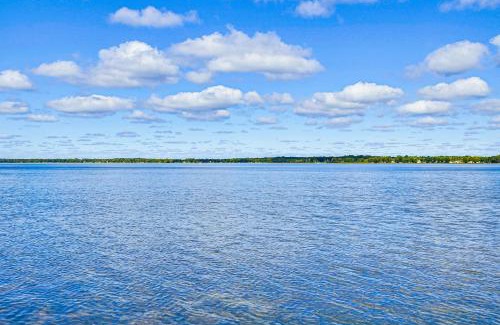Krakow House | Lake Views and Fireside Bliss Cecil Cottage with Yard