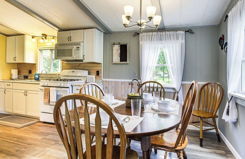 Krakow Cottage | Lake Views & Fireside Bliss: Cecil Cottage w/Yard