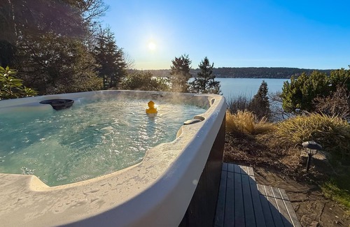 Kenmore House | Lake Washington retreat with private dock, firepit, and stunning water views