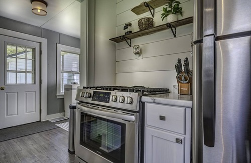 Syracuse Cottage | Lake Wawasee and Lake Papakeechie, Syracuse, IN