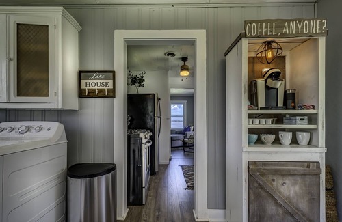 Syracuse Cottage | Lake Wawasee and Lake Papakeechie, Syracuse, IN