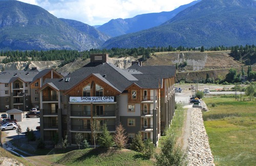 East Kootenay Condo | Lake Windermere Beach-themed Family Condo - 5 min. walk to Beach/20 min. to Ski!
