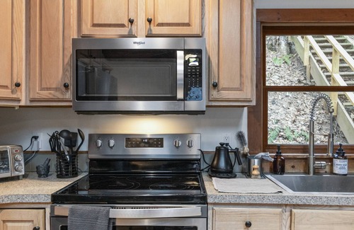 South Britain Cottage | Lake Zoar Cabin, Magical Views & Peaceful Vibes; private dock, kayaks, firepit, patio, office space!
