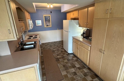 Syracuse Cottage | Lakefront 3-bedroom cottage on a quiet lane on Lake Wawasee's south shore