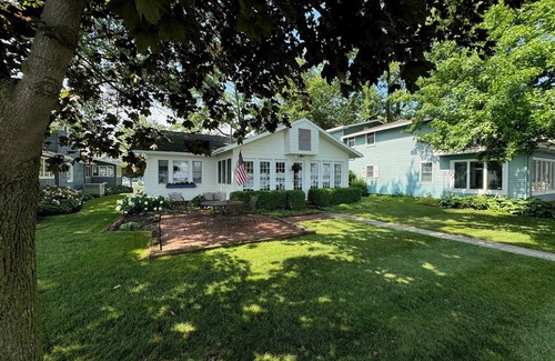 Syracuse Cottage | Lakefront 3-bedroom cottage on a quiet lane on Lake Wawasee's south shore