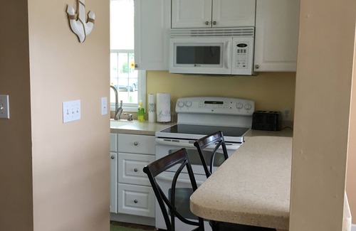 Bloomfield Township Cottage | Lakefront 3-bedroom cottage at Canadohta Lake with AC- wifi-gas fireplace