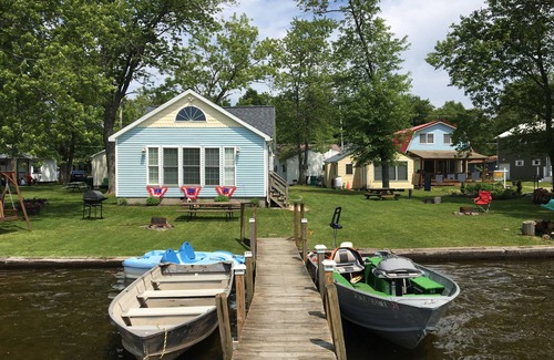 Bloomfield Township Cottage | Lakefront 3-bedroom cottage at Canadohta Lake with AC- wifi-gas fireplace