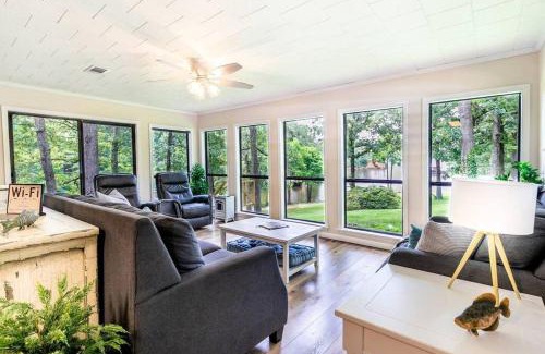 Negreet Apartment | Lakefront 3BR with Bunkhouse and Kayaks, Rowboat Included