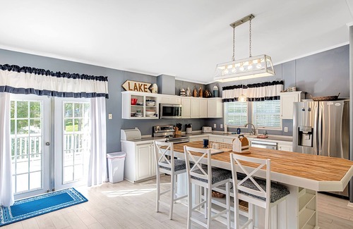 Henrico House | Lakefront 5BR home with deep water-FALL SPECIAL early check-in & late check-out
