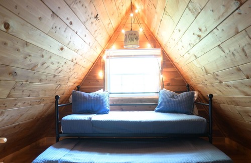 Sloans Valley Cabin | Lakefront A-frame: rare private dock, rock wall views, short walk to boat ramp