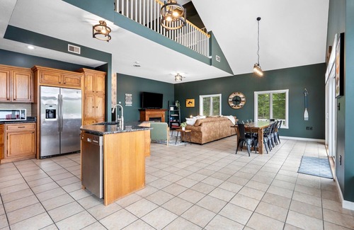 Hartland House | Lakefront & Beach, Game Room, Gorgeous Views, Swim, Kayak, Fire Pit & Pizza oven