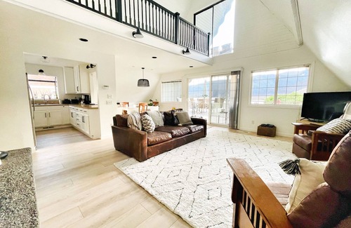 East Wenatchee House | Lakefront, beach, hot tub, putt course, paddleboards, boat ramp, deck, fireplace