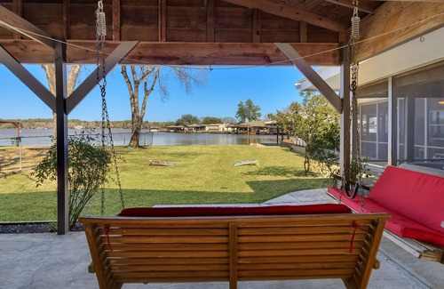 Willis House | Lakefront Bliss: Your Serene Escape on Lake Conroe!