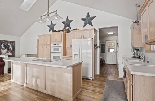 Worley Cabin | Lakefront Cabin Retreat with Stunning CDA Views